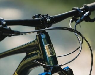 Detail image that shows the dropper post housing running from the downtube to the seattube